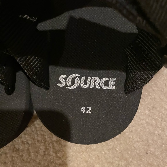 Source Sandals size 9 - Picture 2 of 3